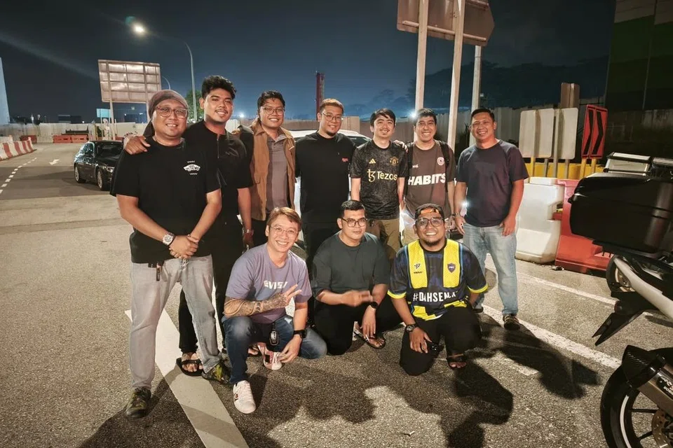 Allahyarham Syafidi (kanan, diri) dan Encik Faizal (kiri, diri) ceria bersama rakan sekelas selepas tamat peperiksaan akhir pada Februari lalu. 