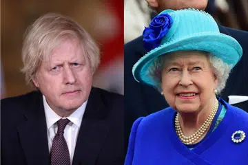 TIDAK CAMPUR TANGAN: Encik Johnson (kiri) elak daripada campur tangan dalam perselisihan faham libatkan keluarga diraja Britain. (Kanan) ialah Ratu Elizabeth. - Foto-foto AFP