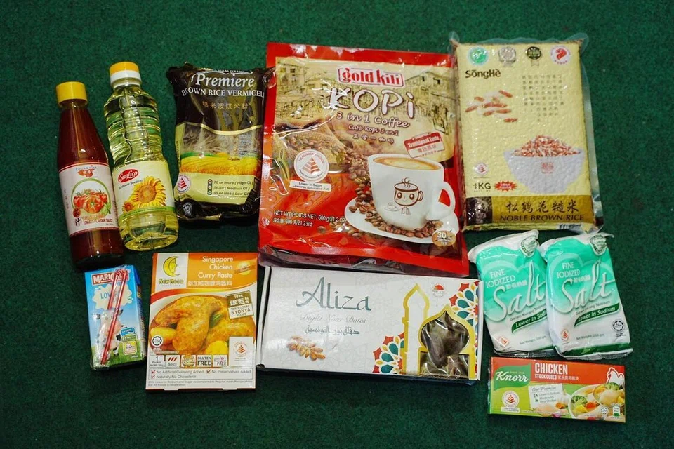 Setiap pek mengandungi pelbagai barang keperluan seperti beras, minyak masak, paket kopi, garam, rempah kari, dan kurma.