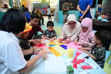 Antara kegiatan yang diketengahkan dalam ‘Raikan Ilmu@Heartlands’ di Kampung Admiralty ialah aktiviti terapi seni di reruai, Art Therapists’ Association Singapore (Atas).