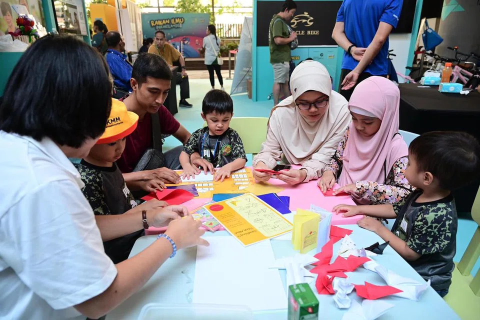 Antara kegiatan yang diketengahkan dalam ‘Raikan Ilmu@Heartlands’ di Kampung Admiralty ialah aktiviti terapi seni di reruai, Art Therapists’ Association Singapore (Atas).