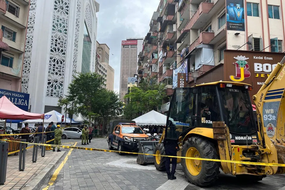 Jengkaut dan jentera Jabatan Bomba dan Penyelamat Malaysia serta Dewan Bandaraya Kuala Lumpur membantu usaha mencari dan menyelamat (SAR) warga India yang hilang selepas terjerumus ke dalam tanah jerlus di Masjid India, Kuala Lumpur, pada 23 Ogos. 