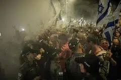 Orang ramai berhimpun di Tel Aviv, Israel pada 6 April untuk membantah tindakan Perdana Menteri Israel, Encik Benjamin Netanyahu dan menyeru supaya orang tebusan dibebaskan.