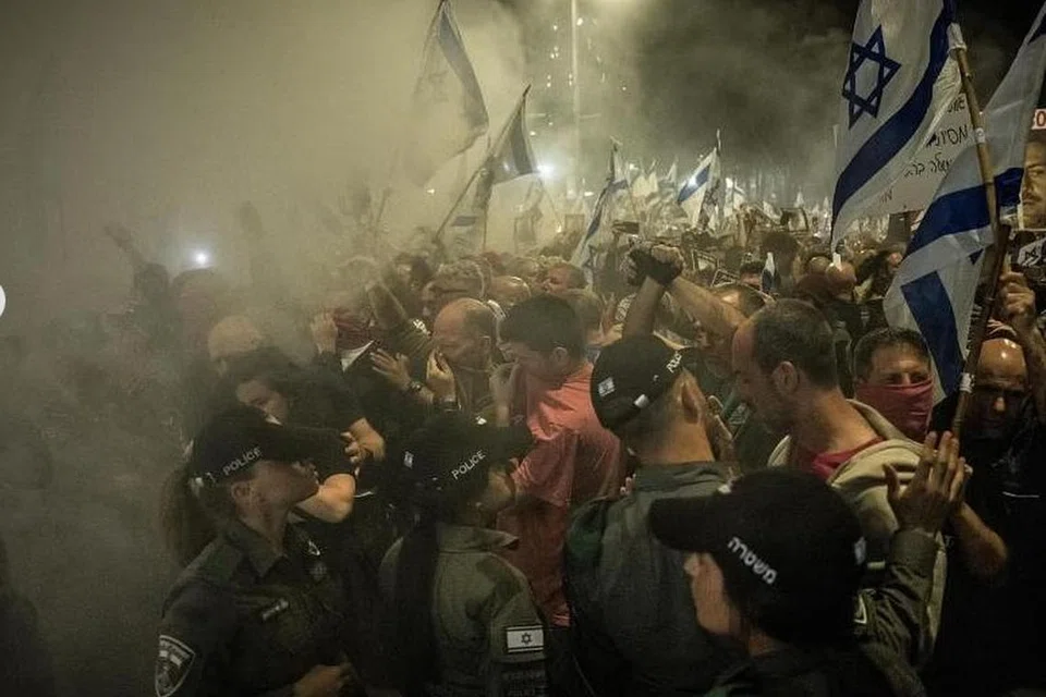 Orang ramai berhimpun di Tel Aviv, Israel pada 6 April untuk membantah tindakan Perdana Menteri Israel, Encik Benjamin Netanyahu dan menyeru supaya orang tebusan dibebaskan.