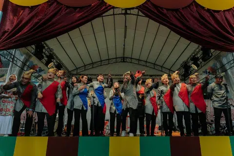 Nadi Singapura merupakan sebuah kolektif muzik yang bertenaga, terdiri daripada pemuzik dan penghibur yang berdedikasi untuk memulihara dan menghidupkan seni genderang dan alat muzik tradisional Melayu.