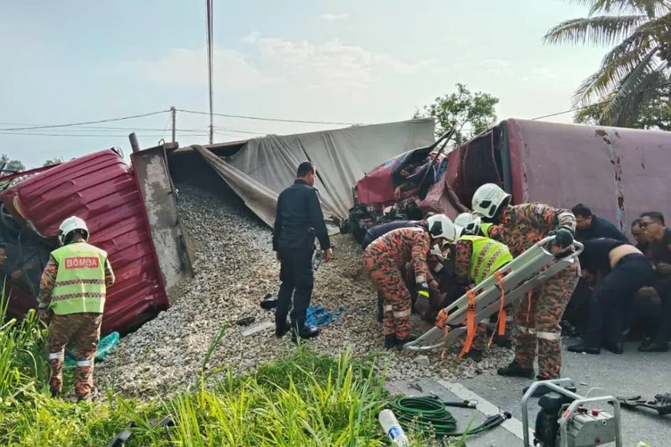 Keadaan kemalangan membabitkan trak Pasukan Simpanan Persekutuan (FRU) dengan lori yang membawa muatan batu di Jalan Chikus, Sungai Lampam, Teluk Intan, Perak, pada 13 Mei.