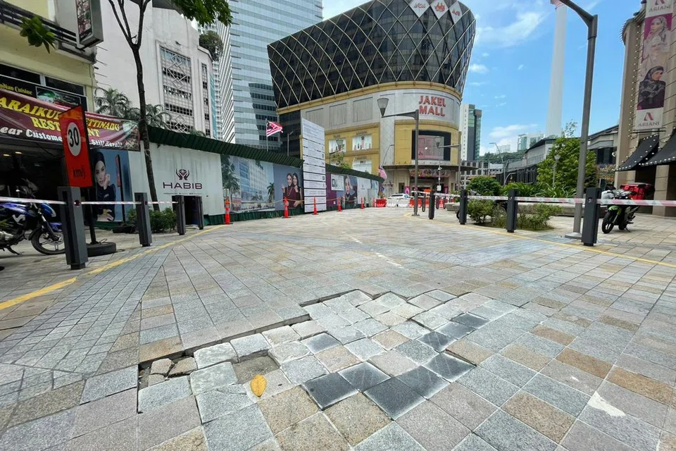 Kerosakan laluan di Jalan Masjid India, Kuala Lumpur, menambah kebimbangan orang ramai untuk melalui kawasan itu yang dilihat seperti tidak selamat dan berisiko, terutama selepas berlaku dua kejadian tanah jerlus di kawasan itu dalam tempoh seminggu sejak 23 Ogos.