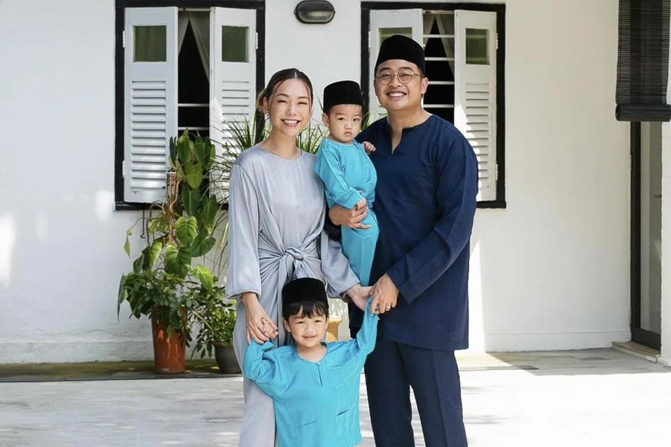 SEKELUARGA: Usahawan fesyen dan pempengaruh, Cik Drea Chong, (kiri) dan suaminya, Encik Imran Rahim bersama dua anak mereka, Ezra, tiga tahun, dan Elia, setahun.