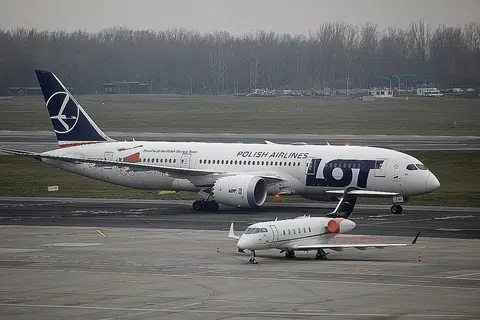 PERMINTAAN MENINGKAT: Boeing dan Airbus telah menjual habis model jet popular mereka sehingga sekurang-kurangnya 2029. - Foto REUTERS