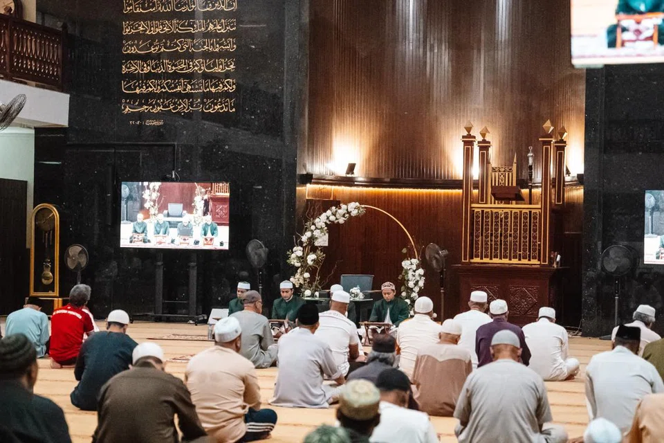 FORUM KHAS: Dewan solat utama Masjid Alkaff Kampung Melayu di mana forum ‘Identiti Remaja: Panduan Abad Ini bagi Ibu Bapa Bijak’ akan berlangsung selepas solat isyak sempena sambutan Maulidur Rasul di masjid itu pada Sabtu, 7 Oktober ini. 