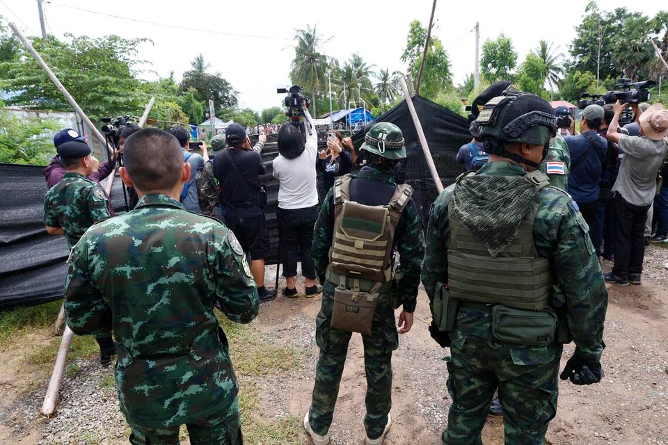 Askar Thailand berkawal sambil mengiringi media tempatan dan asing ke kawasan sempadan yang dipertikaikan di Ban Nong Ya Kaeo, wilayah Sa Kaeo, Thailand, 19 September 2025. Tentera Diraja Thailand membawa media ke kawasan itu selepas pasukan Thailand bertempur dengan penunjuk perasaan Kemboja yang cuba menanggalkan dawai berduri, menggunakan gas pemedih mata, peluru getah dan peranti bunyi. Kemboja mendakwa sekurang-kurangnya 28 orang cedera dan menuduh Thailand melanggar gencatan senjata Julai, manakala Thailand menegaskan tindakan mereka adalah untuk mempertahankan diri.
