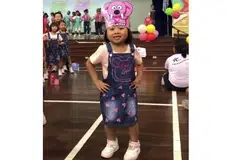 TERUS MENARI: Qatrina Yusri mampu berdiri dan menari bersama rakan-rakan sekolahnya walaupun dia sukar menggerakkan kakinya dek penyakit Hereditary Spastic Paraplegia (HSP) yang dihidapinya. - Foto FACEBOOK