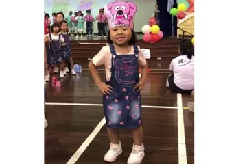 TERUS MENARI: Qatrina Yusri mampu berdiri dan menari bersama rakan-rakan sekolahnya walaupun dia sukar menggerakkan kakinya dek penyakit Hereditary Spastic Paraplegia (HSP) yang dihidapinya. - Foto FACEBOOK