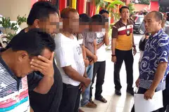 BANTU SIASATAN: Tujuh lelaki termasuk dua rakyat Malaysia ditahan kerana disyaki menjalankan kegiatan pelacuran. - Foto BATAM JAKARTA POST