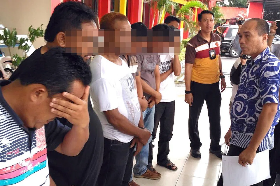 BANTU SIASATAN: Tujuh lelaki termasuk dua rakyat Malaysia ditahan kerana disyaki menjalankan kegiatan pelacuran. - Foto BATAM JAKARTA POST
