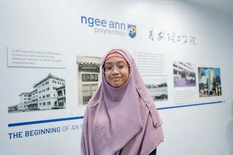 Cik Syakirah mula terdedah kepada bahasa Mandarin sejak kecil apabila ibunya mendaftarkannya di prasekolah dwibahasa Inggeris-Cina.