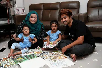 RAIH MANFAAT: Cik Rashidah dan suami Encik Dzulhemi mengalu-alukan sokongan tambahan bagi keluarga yang diumumkan semasa Belanjawan 2021 yang juga dapat dimanfaatkan oleh kededua anak mereka, Daanya Shaista dan Dafinah Shayla. - Foto BH oleh KHALID BABA