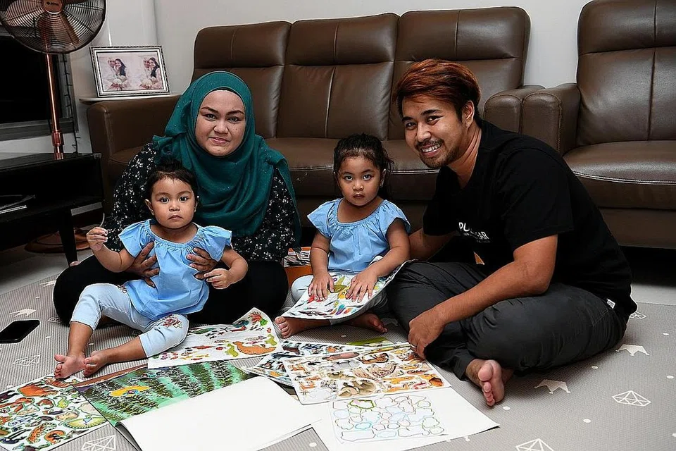 RAIH MANFAAT: Cik Rashidah dan suami Encik Dzulhemi mengalu-alukan sokongan tambahan bagi keluarga yang diumumkan semasa Belanjawan 2021 yang juga dapat dimanfaatkan oleh kededua anak mereka, Daanya Shaista dan Dafinah Shayla. - Foto BH oleh KHALID BABA