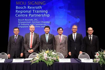 JALIN KERJASAMA: (tengah, tali leher biru) Encik Chee Hong Tat telah menyaksikan pemeteraian MOU bagi penubuhan Pusat Latihan Serantau BOSCH Rexroth (BRRTC) di Jurong. Menandatangani MOU itu adalah (dari kiri) Encik Soh Wah Wah, CEO dan Pengetua Politeknik Singapura; Encik Roland Keller, Presiden Serantau, Asean dan Oceania Bosch Rexroth; Encik Ng Cher Pong, Ketua Eksekutif SSG; Dr Tim Phillipi, Pengarah Esekutif Dewan Perniagaan dan Perusahaan Jerman-Singapura; dan Encik Alvin Tan, Penolong Ketua Eksekutif JTC. - Foto NUS