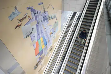 Stesen MRT Tanjong Katong dihiasi sentuhan karya seni artis tempatan, Sim Chiyin, yang dipanggil ‘The waters are blue, Yet I pine for you’. Seni itu memaparkan sejarah mendalam berkaitan dengan Tanjong Katong. Pengalaman pengunjung berbeza ketika menaiki atau menuruni tangga bergerak kerana mereka melihat bahagian seni tersebut mengikut urutan yang berbeza.