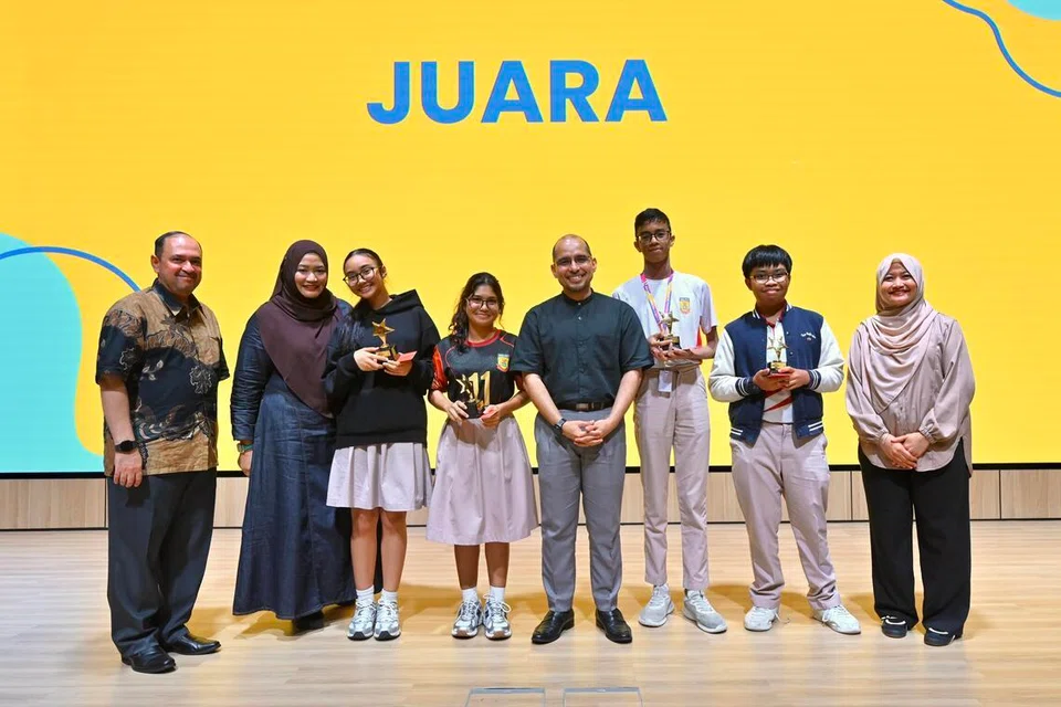 KUMPULAN TERBAIK: Kemenangan Sekolah Menengah Bedok South pada Kem Wartawan Muda Gen G 2026, anjuran Berita Harian, diraikan (dari kiri) Timbalan Pengarah, Cawangan Bahasa Ibunda, Kementerian Pendidikan (MOE), Encik Zaflin Abdul Hamid; guru Bahasa Melayu Sekolah Menengah Bedok South, Cik Nadia Lamri; pelajarnya, Nur Syaniyyah Insyirah Muhammad Iskandar Dzulkarnain; Aisha Mohammed Rafique; tetamu terhormat, Setiausaha Parlimen Kanan (Pendidikan merangkap Pembangunan Negara), Dr Syed Harun Alhabsyi; Syed Yusuf Alhadad; Zahin Zafir Azhar; dan Editor Audiens dan Perkembangan Berita Harian, Cik Norhaiza Hashim.