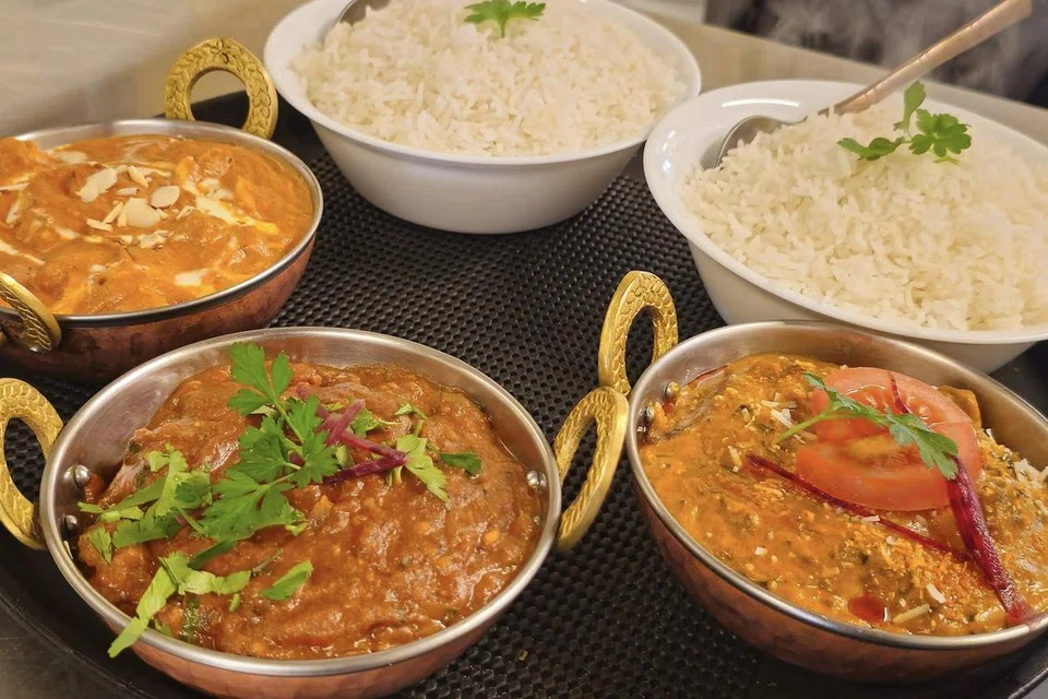Arjee Bhajee menawarkan makanan India.