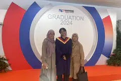 Cik Fatin Aishah Hirwanis (tengah) yang merupakan antara pelajar terbaik bergambar bersama ibu, Cik Normaliz Sariadi (kiri), dan neneknya, Cik Maznah Astar (kanan), yang dikatakan pencetus minatnya terhadap bidang kulinari. 