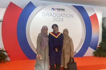 Cik Fatin Aishah Hirwanis (tengah) yang merupakan antara pelajar terbaik bergambar bersama ibu, Cik Normaliz Sariadi (kiri), dan neneknya, Cik Maznah Astar (kanan), yang dikatakan pencetus minatnya terhadap bidang kulinari. 