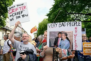 Seorang penunjuk perasaan memegang plakad gambar Presiden Amerika Syarikat, Donald Trump, bersama Jeffrey Epstein, ketika kumpulan penentang Trump berhimpun dalam satu perhimpunan anjuran kumpulan kempen ‘Stop Trump Coalition’ bagi membantah lawatan Trump ke Edinburgh, Scotland, Britain, pada 26 Julai 2025. 