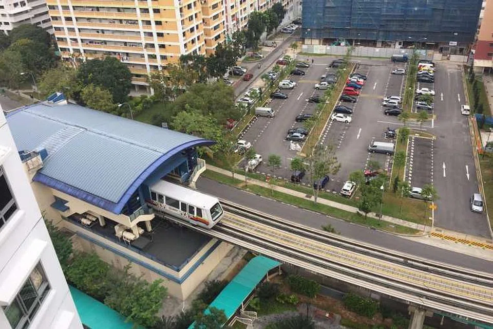 Kereta api LRT memasuki stesen LRT Fajar.