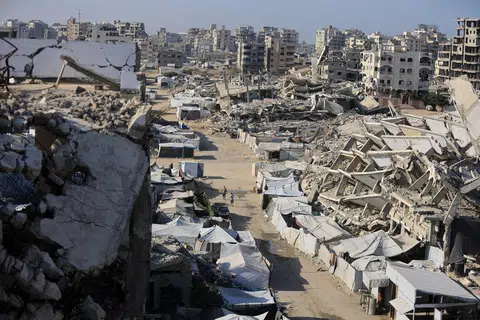 Penduduk Palestin berjalan berhampiran runtuhan bangunan yang musnah akibat perang di Bandar Gaza pada 28 Oktober 2026. Presiden Palestin, Encik Mahmoud Abbas, berharap pembentukan pemerintah baru Israel selepas pilihan raya dapat membuka jalan kepada rundingan damai bagi menamatkan konflik berpanjangan antara kedua-dua pihak.