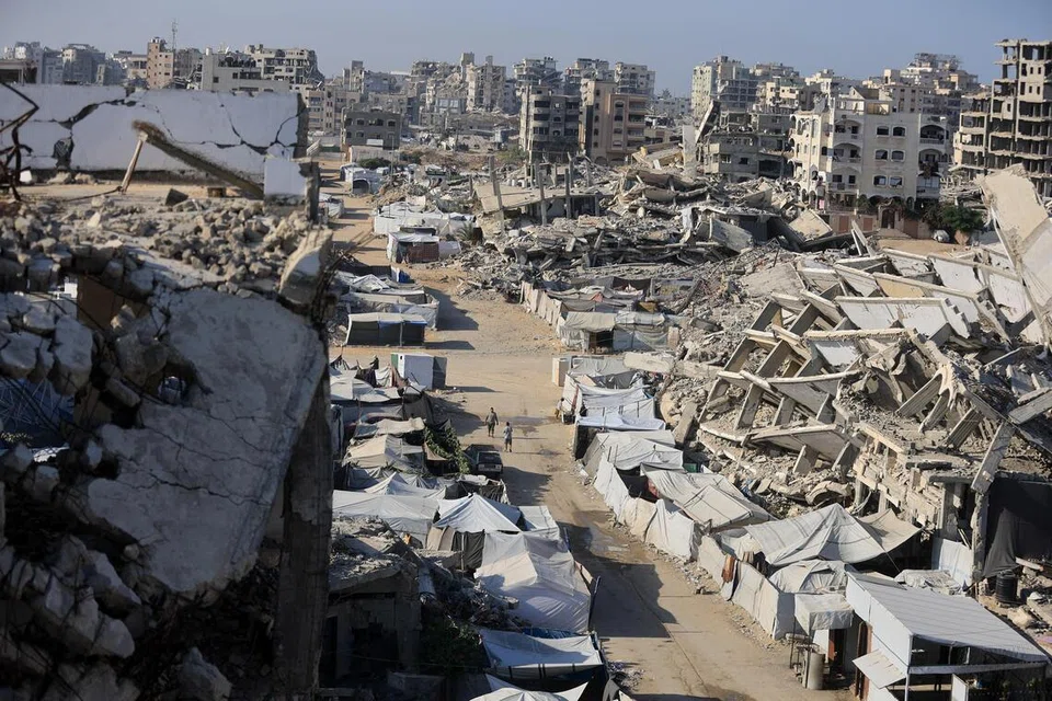 Penduduk Palestin berjalan berhampiran runtuhan bangunan yang musnah akibat perang di Bandar Gaza pada 28 Oktober 2026. Presiden Palestin, Encik Mahmoud Abbas, berharap pembentukan pemerintah baru Israel selepas pilihan raya dapat membuka jalan kepada rundingan damai bagi menamatkan konflik berpanjangan antara kedua-dua pihak.