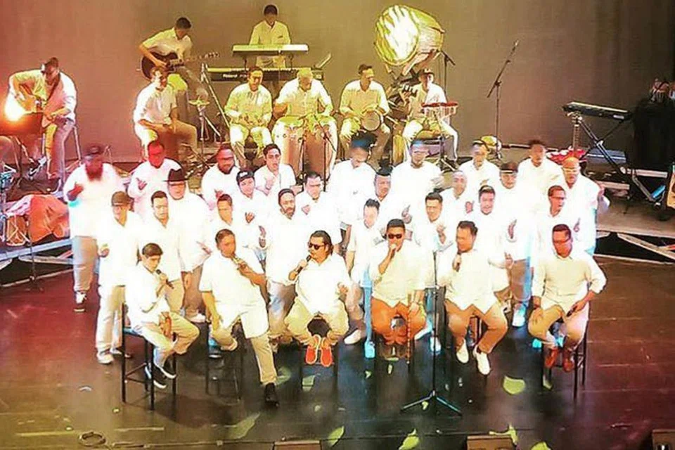 SUARA HARMONI: Kumpulan dikir barat Kelana Purba menampilkan satu kelainan dengan menyampaikan rampaian lagu-lagu yang senikatanya dihasilkan oleh Allahyarham Zaidy Nandir secara paduan suara harmoni. - Foto PESTA PENULIS SINGAPURA 