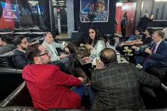 Penyokong calon presiden Republikan, Encik Donald Trump, menghadiri sesi menonton pilihan raya di sebuah kedai shisha di Dearborn, Michigan, pada 6 November. Encik Trump, yang bakal kembali ke Rumah Putih, mengejutkan ramai apabila berjaya menarik sokongan besar pengundi Muslim dengan janji untuk mengakhiri pertumpahan darah di Timur Tengah.