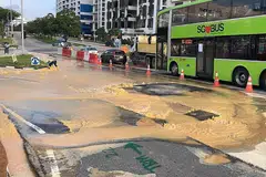 DIDENDA: Tong Shing Contractors merosakkan paip air utama semasa menjalankan kerja di Admiralty Road West hingga menyebabkan pembaziran banyak air dan menjejas tiga lorong jalan raya pada Disember 2018. - Foto PUB