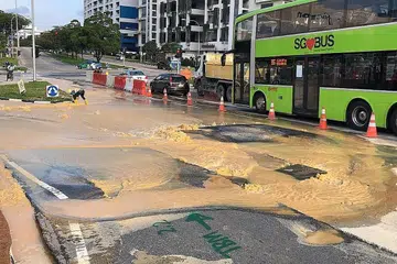 DIDENDA: Tong Shing Contractors merosakkan paip air utama semasa menjalankan kerja di Admiralty Road West hingga menyebabkan pembaziran banyak air dan menjejas tiga lorong jalan raya pada Disember 2018. - Foto PUB
