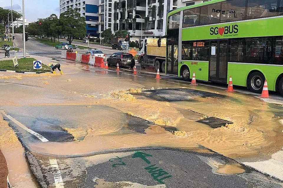 DIDENDA: Tong Shing Contractors merosakkan paip air utama semasa menjalankan kerja di Admiralty Road West hingga menyebabkan pembaziran banyak air dan menjejas tiga lorong jalan raya pada Disember 2018. - Foto PUB