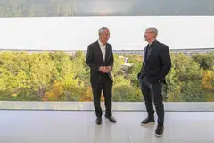 JALIN KERJASAMA: Perdana Menteri, Encik Lee Hsien Loong (kiri), turut mengadakan pertemuan dengan Ketua Pegawai Eksekutif Apple, Encik Tim Cook, semasa lawatan kerja enam hari bagi menghadiri forum (Apec) (AELM).