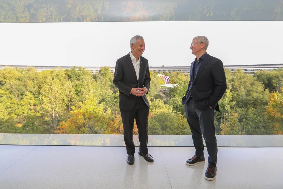 JALIN KERJASAMA: Perdana Menteri, Encik Lee Hsien Loong (kiri), turut mengadakan pertemuan dengan Ketua Pegawai Eksekutif Apple, Encik Tim Cook, semasa lawatan kerja enam hari bagi menghadiri forum (Apec) (AELM).