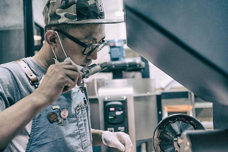 PUPUK MINAT KOPI: Encik Suhaimi menghidu bau biji kopi semasa proses panggang di tempat memanggang (roastery) Dutch Colony Coffee di Defu Lane. - Foto DUTCH COLONY COFFEE