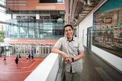 Anggota Parlimen GRC East Coast, Dr Mohamad Maliki Osman di Kelab Masyarakat Siglap yang menawarkan pelbagai kemudahan sukan seperti gelanggang bola keranjang tertutup.