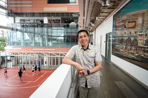 Anggota Parlimen GRC East Coast, Dr Mohamad Maliki Osman di Kelab Masyarakat Siglap yang menawarkan pelbagai kemudahan sukan seperti gelanggang bola keranjang tertutup.