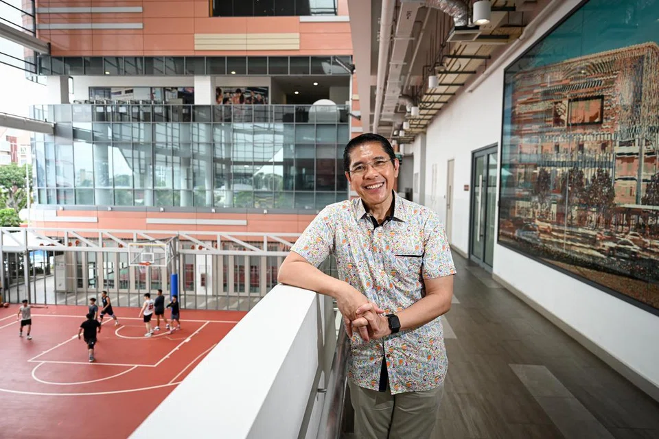 Anggota Parlimen GRC East Coast, Dr Mohamad Maliki Osman di Kelab Masyarakat Siglap yang menawarkan pelbagai kemudahan sukan seperti gelanggang bola keranjang tertutup.