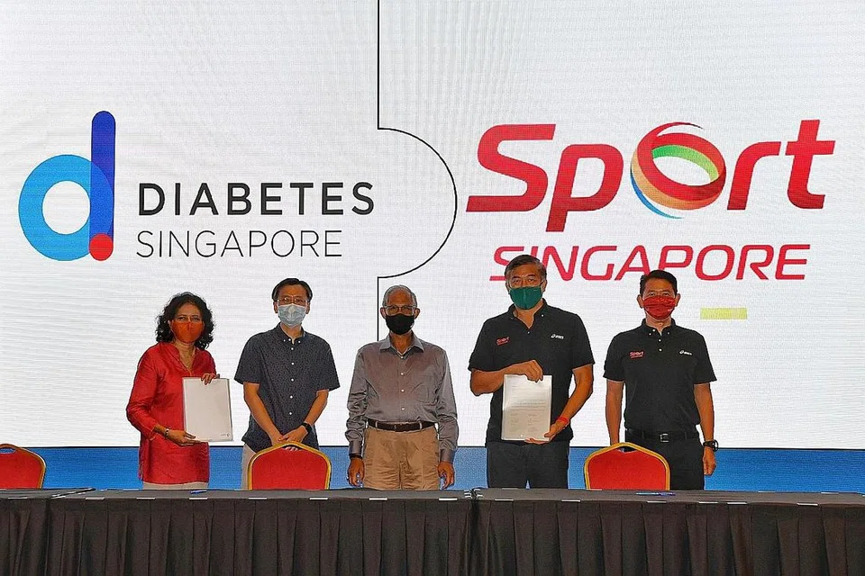 MENJALIN KERJASAMA: (Dari kiri) Dr Kalpana Bhaskaran, Presiden Diabetes Singapura; Dr Bee Yong Mong, Naib Presiden Diabetes Singapura; Encik Masagos Zulkifli; Encik Lim Teck Yin, CEO Sport SG; dan Encik Sng Hok Lim, Ketua Active SG bergambar selepas Diabetes Singapura dan Sport SG menandatangani memorandum persefahaman dalam satu acara Hari Diabetes Sedunia di Academia semalam. - Foto BH oleh CHONG JUN LIANG