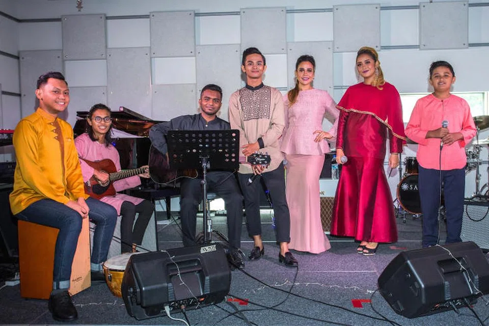 Mohammad Shahfiq Irman (empat dari kanan) merupakan antara bakat tempatan yang terlibat dalam program digital Gah(kustik) Edisi Raya yang disajikan Berita Harian. Adiknya, Syah Riszuan, berada di kanan.