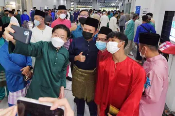 PERALIHAN LICIN: Pelantikan Encik Lawrence Wong (baju hijau) sebagai Timbalan Perdana Menteri mulai 13 Jun bukanlah sesuatu yang mengejutkan kerana sebelum ini, Encik Wong telah dipilih oleh kepimpinan Parti Tindakan Rakyat (PAP) sebagai ketua barisan kepimpinan generasi keempat atau 4G. Foto diambil semasa beliau berjumpa masyarakat Islam selepas solat Hari Raya Aidilfitri di Masjid An-Nur 3 Mei lalu. - Foto fail