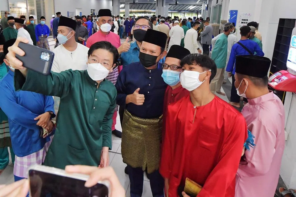 PERALIHAN LICIN: Pelantikan Encik Lawrence Wong (baju hijau) sebagai Timbalan Perdana Menteri mulai 13 Jun bukanlah sesuatu yang mengejutkan kerana sebelum ini, Encik Wong telah dipilih oleh kepimpinan Parti Tindakan Rakyat (PAP) sebagai ketua barisan kepimpinan generasi keempat atau 4G. Foto diambil semasa beliau berjumpa masyarakat Islam selepas solat Hari Raya Aidilfitri di Masjid An-Nur 3 Mei lalu. - Foto fail