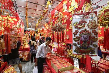 MENJADI TUMPUAN: Orang ramai membanjiri jalan-jalan raya di Chinatown untuk membeli pelbagai kelengkapan sempena Tahun Baru Cina. - Foto-foto BH oleh BENJAMIN SEETOR 