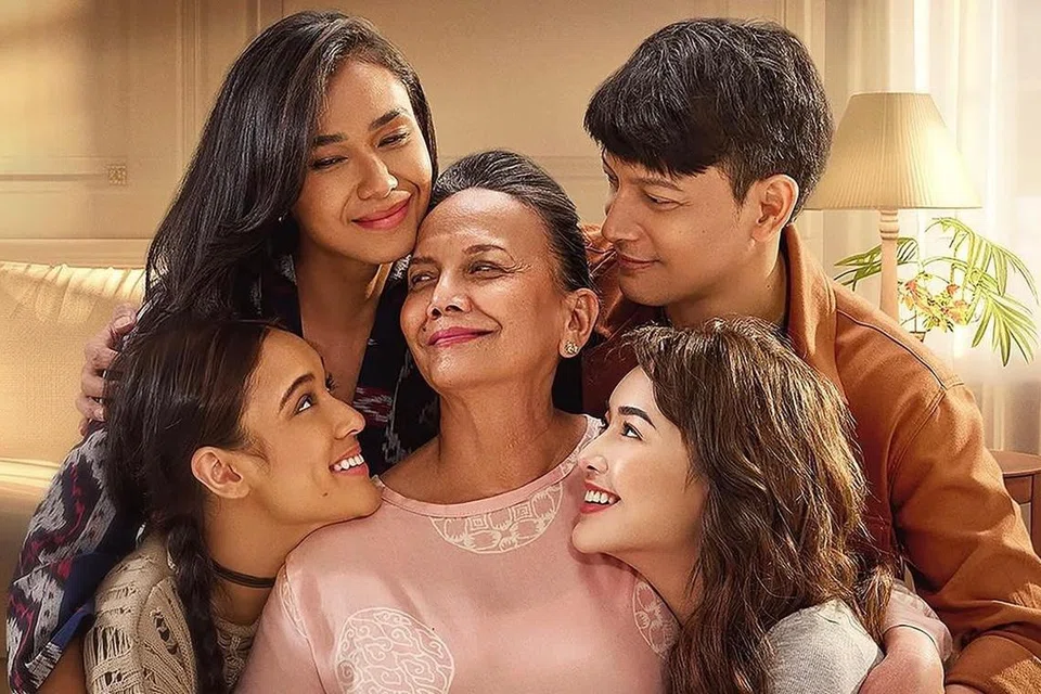 Dalam filem, ‘Bila Esok Ibu Tiada’, terbitan Leo Pictures, Yasmin Napper (kiri, bawah) memainkan watak anak bongsu, Hening. Pelakon lain terdiri daripada Adinia Wirasti (kiri, atas), Christine Hakim (tengah), Fedi Nuril (kanan atas) dan Amanda Manopo.