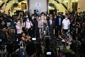 DISABIT KESALAHAN: Najib Tun Razak dihukum penjara 12 tahun dan didenda RM210 juta ($68.1 juta) selepas didapati salah atas semua tujuh tuduhan berkaitan skandal 1MDB. - Foto-foto AFP